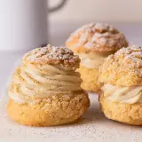 Trois choux garnis de crème pâtissière vanillée, saupoudrés de sucre glace. La pâte à choux trop liquide a peut-être rendu ces gourmandises un peu moins parfaites, mais elles restent appétissantes.