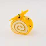 Un adorable petit roulé jaune, décoré comme un animal, montre ce que faire avec de la purée de fruits.