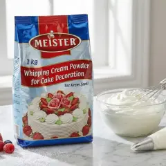 Un paquet de poudre pour chantilly Meister, un bol de crème fouettée prête à l'emploi, des fruits rouges et un sac de pâtisserie.