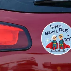 Macaron voiture personnalisé "Supers Mamy & Papy à bord", un clin d'œil humoristique pour annoncer la présence des super-grands-parents.
