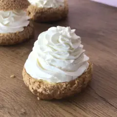 Choux garnis d'une généreuse crème mascarpone vanille, prêts à être dégustés.
