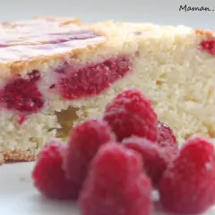 Tranche de molly cake framboise, moelleuse et généreuse, parsemée de fruits rouges. Un délice !