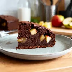 Une part de gâteau au chocolat et aux pommes, parfaite pour un anniversaire. Voici comment faire une photo sur gâteau d'anniversaire.