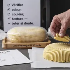Un morceau de pâte à sucre perimée est examiné. Une liste de contrôle suggère de vérifier l'odeur, la couleur et la texture.
