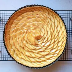 Tarte aux pommes magnifiquement décorée de fines tranches de pommes disposées en spirale. Une œuvre d'art culinaire pour la conservation.