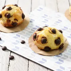 Délicieux pains briochés parsemés de pépites de chocolat, parfaits pour savoir que faire avec des pépites de chocolat.