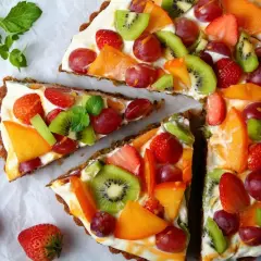 Une tarte aux fruits colorée : fraises, kiwis, raisins, melon. Parfait pour savoir que mettre sur un fond de tarte aux fruits.