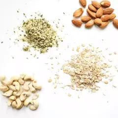 Amandes, flocons d'avoine, noix de cajou et graines de chanvre : des alternatives pour remplacer la poudre d'amande dans vos recettes.