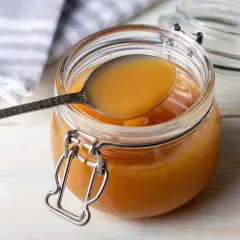 Une cuillère dégustant la confiture de lait maison, prête à être dégustée. Une recette simple et gourmande.