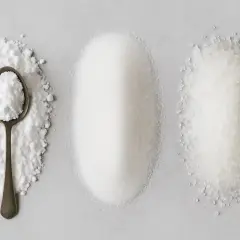 Trois tas de sucres : poudreux, fin et gros. Qu'est-ce que le sucre cristallisé ? La réponse est le tas du milieu.