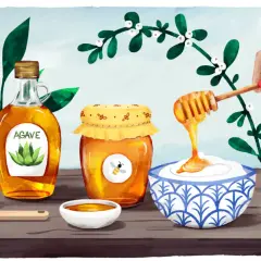 Une sélection de sirops d'agave, de miel et d'érable, ainsi que du sucre brut. Une main verse du miel sur du yaourt.