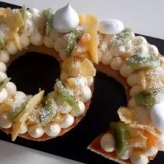 Un délicieux number cake aux fruits, décoré de kiwi, d'ananas et de meringues. Un régal pour les yeux et les papilles, parfait pour un goûter d'hiver.