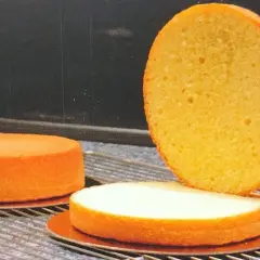 Trois disques de génoise dorée, prêts à imbiber une génoise avec du lait pour un dessert moelleux.