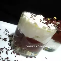 Douceur chocolatée : verrines de chantilly mascarpone, garnies de vermicelles chocolat. Un délice gourmand.
