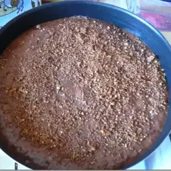 Un gâteau raté, encore dans son moule, avec une texture étrange et une garniture qui ne ressemble à rien.
