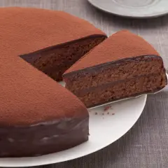 Gâteau au chocolat, saupoudré de cacao en poudre, prêt à être dégusté. Une invitation à découvrir une recette gâteau cacao en poudre.