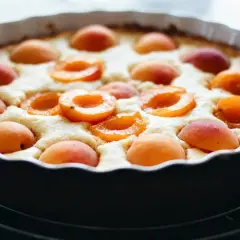 Clafoutis aux abricots, une gourmandise à la conservation facile pour savourer l'été.