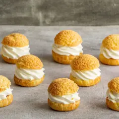 Douceurs crémeuses : peut on faire la pâte à choux la veille pour des éclairs parfaits ? Ces petits choux garnis de crème fouettée invitent à la gourmandise.