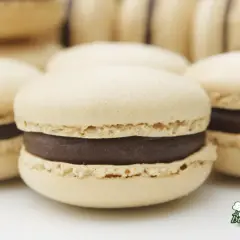 Délicieux macarons au chocolat, une recette macaron chocolat sans poudre d'amande pour un plaisir gourmand.