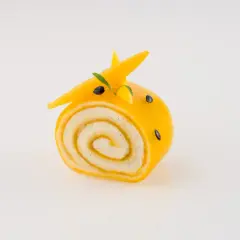 Un adorable petit roulé jaune, décoré comme un animal, montre ce que faire avec de la purée de fruits.