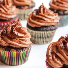 Cupcakes au chocolat, parfaits pour une recette facile. Glaçage onctueux et vermicelles de chocolat.