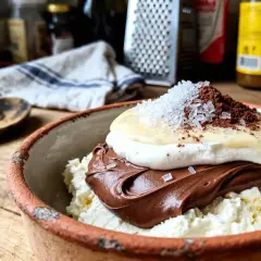 Un délice : chantilly mascarpone, Nutella onctueux, le tout saupoudré de cacao et de gros sel. Un contraste sucré-salé parfait.