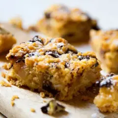 Crumble aux pommes et chocolat, saupoudré de sucre glace. Parfait pour savoir si on peut faire un crumble la veille.