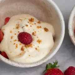 Douceur fruitée : fraises et framboises nappées d'une onctueuse crème au mascarpone, saupoudrée de miettes croustillantes.