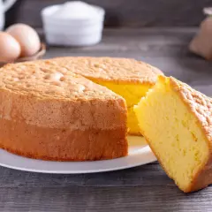 Un gâteau moelleux, prêt à être dégusté. Combien de temps avant qu'il ne soit périmé ? Pas longtemps, il est trop bon !