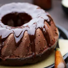Gâteau au chocolat moelleux, généreusement nappé d'un glacage chocolat brillant. Un délice gourmand prêt à être dégusté.
