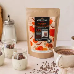 Préparation de desserts avec des copeaux de chocolat Valrhona. Lait, sucre et petites verrines.