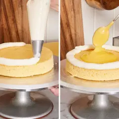 Le cake design en cours : une bordure de crème est appliquée sur un gâteau, puis une garniture jaune est versée au centre.