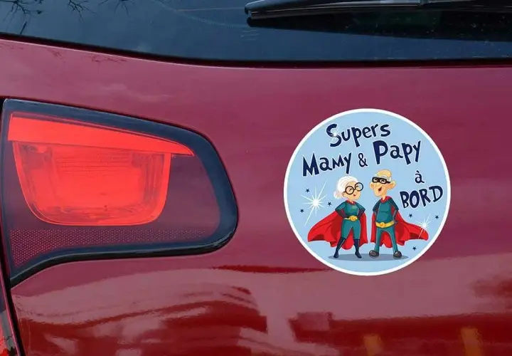 Macaron voiture personnalisé "Supers Mamy & Papy à bord", un clin d'œil humoristique pour annoncer la présence des super-grands-parents.