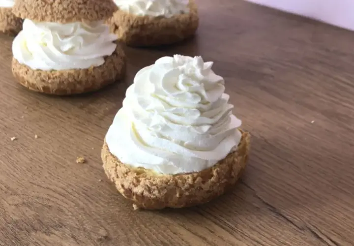 Choux garnis d'une généreuse crème mascarpone vanille, prêts à être dégustés.