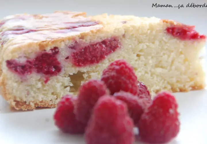 Tranche de molly cake framboise, moelleuse et généreuse, parsemée de fruits rouges. Un délice !
