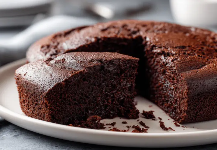 Un délicieux fondant chocolat sans beurre, moelleux et intense, servi sur une assiette blanche.