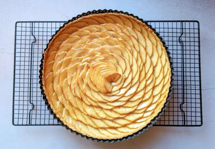 Tarte aux pommes magnifiquement décorée de fines tranches de pommes disposées en spirale. Une œuvre d'art culinaire pour la conservation.