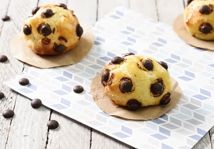 Délicieux pains briochés parsemés de pépites de chocolat, parfaits pour savoir que faire avec des pépites de chocolat.