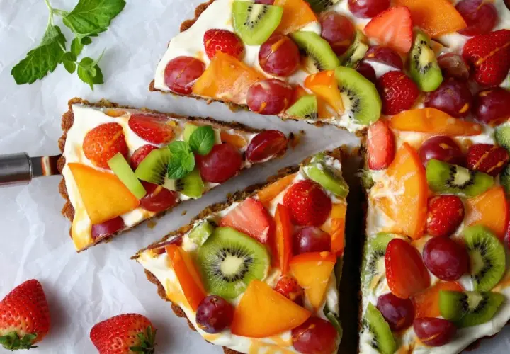 Une tarte aux fruits colorée : fraises, kiwis, raisins, melon. Parfait pour savoir que mettre sur un fond de tarte aux fruits.