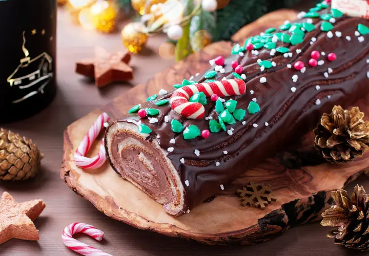 Bûche de Noël chocolatée, décorée de sucre d'orge et de vermicelles verts. Parfaite pour une recette de bûche de Noël à congeler.