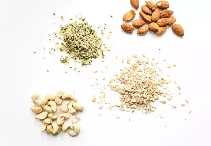 Amandes, flocons d'avoine, noix de cajou et graines de chanvre : des alternatives pour remplacer la poudre d'amande dans vos recettes.