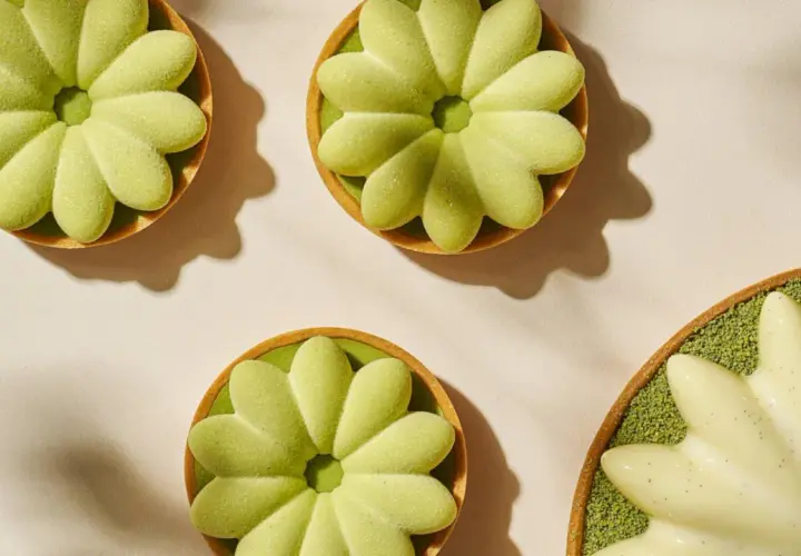 Trois tartelettes vertes en forme de fleur, une autre blanche à la vanille. La cuisson du sucre a donné des desserts délicats.