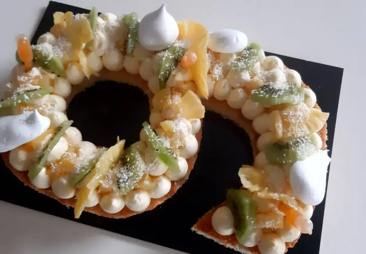 Un délicieux number cake aux fruits, décoré de kiwi, d'ananas et de meringues. Un régal pour les yeux et les papilles, parfait pour un goûter d'hiver.