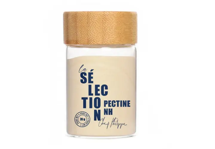 Bocal en verre avec couvercle en bambou contenant de la pectine en poudre. La composition de ce produit est idéale pour vos préparations.