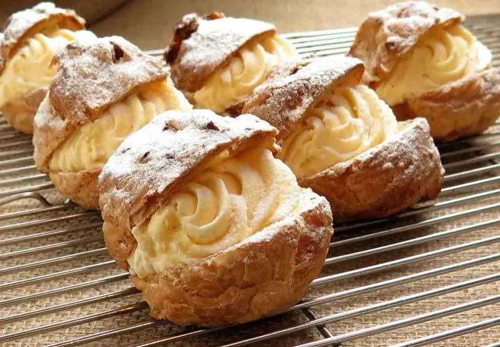 Choux garnis d'une délicieuse crème pâtissière sans œuf, saupoudrés de sucre glace. Un délice léger et aérien.