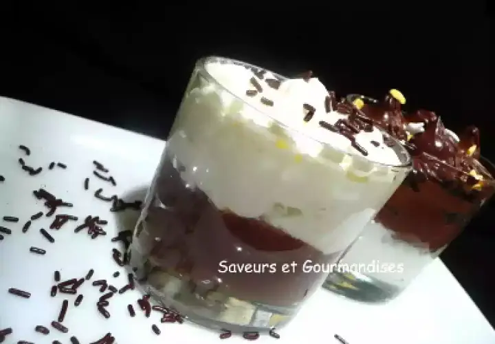 Douceur chocolatée : verrines de chantilly mascarpone, garnies de vermicelles chocolat. Un délice gourmand.