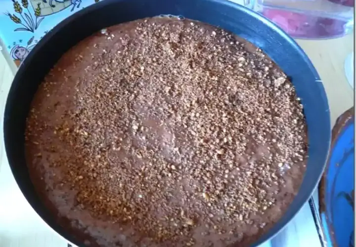 Un gâteau raté, encore dans son moule, avec une texture étrange et une garniture qui ne ressemble à rien.