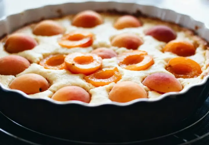 Clafoutis aux abricots, une gourmandise à la conservation facile pour savourer l'été.