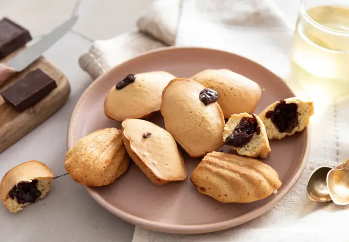 Délicieuses madeleines cœur chocolat, parfaites pour une pause gourmande. Une recette simple pour un plaisir garanti.