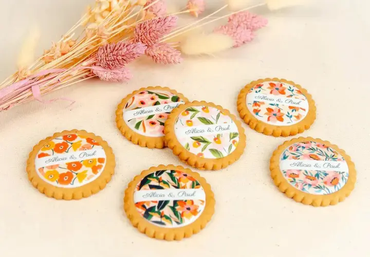Six biscuits personnalisés avec des motifs floraux et les noms "Alicia & Paul", parfaits pour une recette biscuit personnalisé.